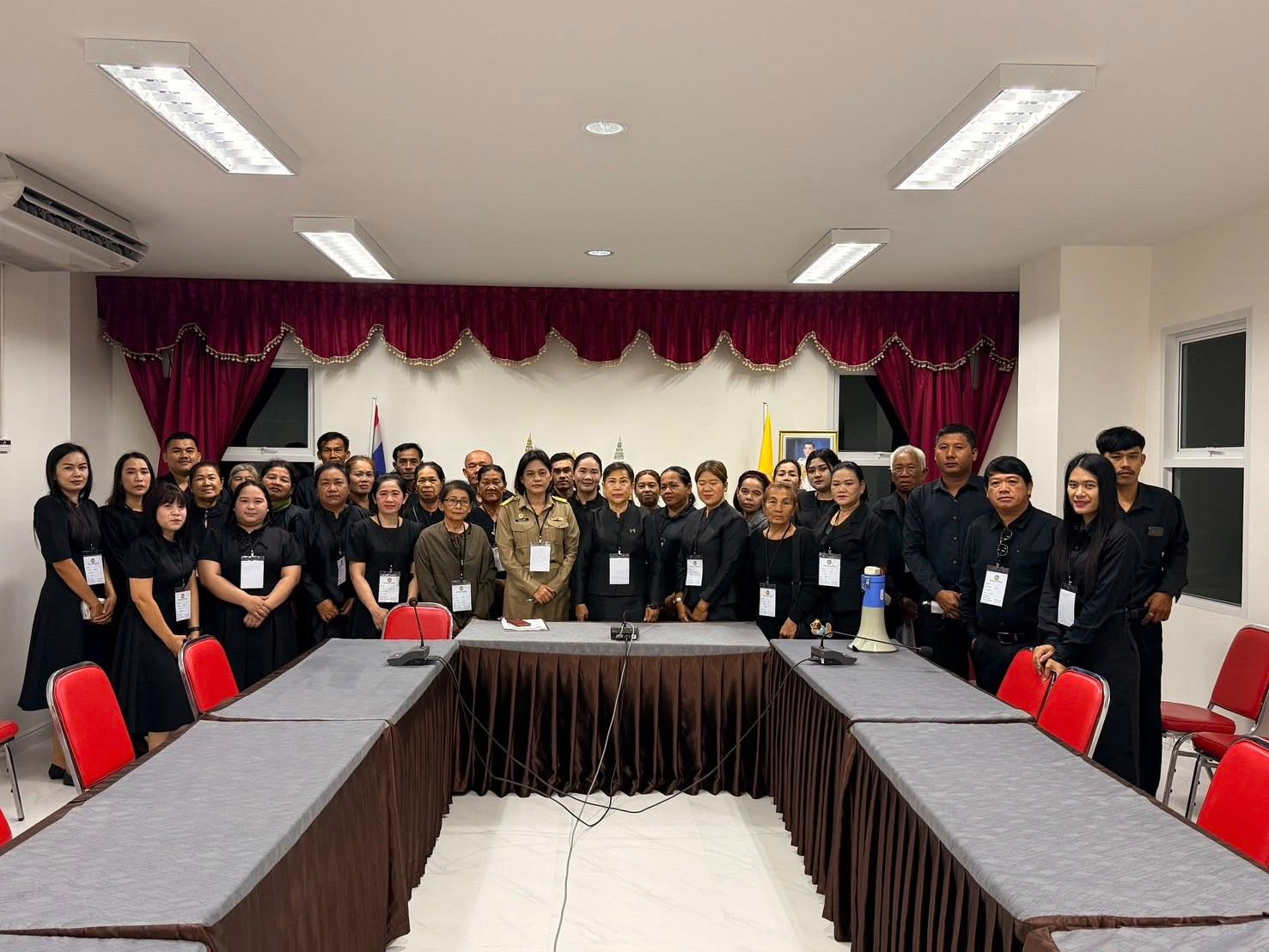 เข้าเฝ้าฯ ถวายบังคมพระบรมศพ สมเด็จพระนางเจ้าสิริกิติ์ พระบรมราชินีนาถ พระบรมราชชนนีพันปีหลวง ณ พระที่นั่งดุสิตมหาปราสาท