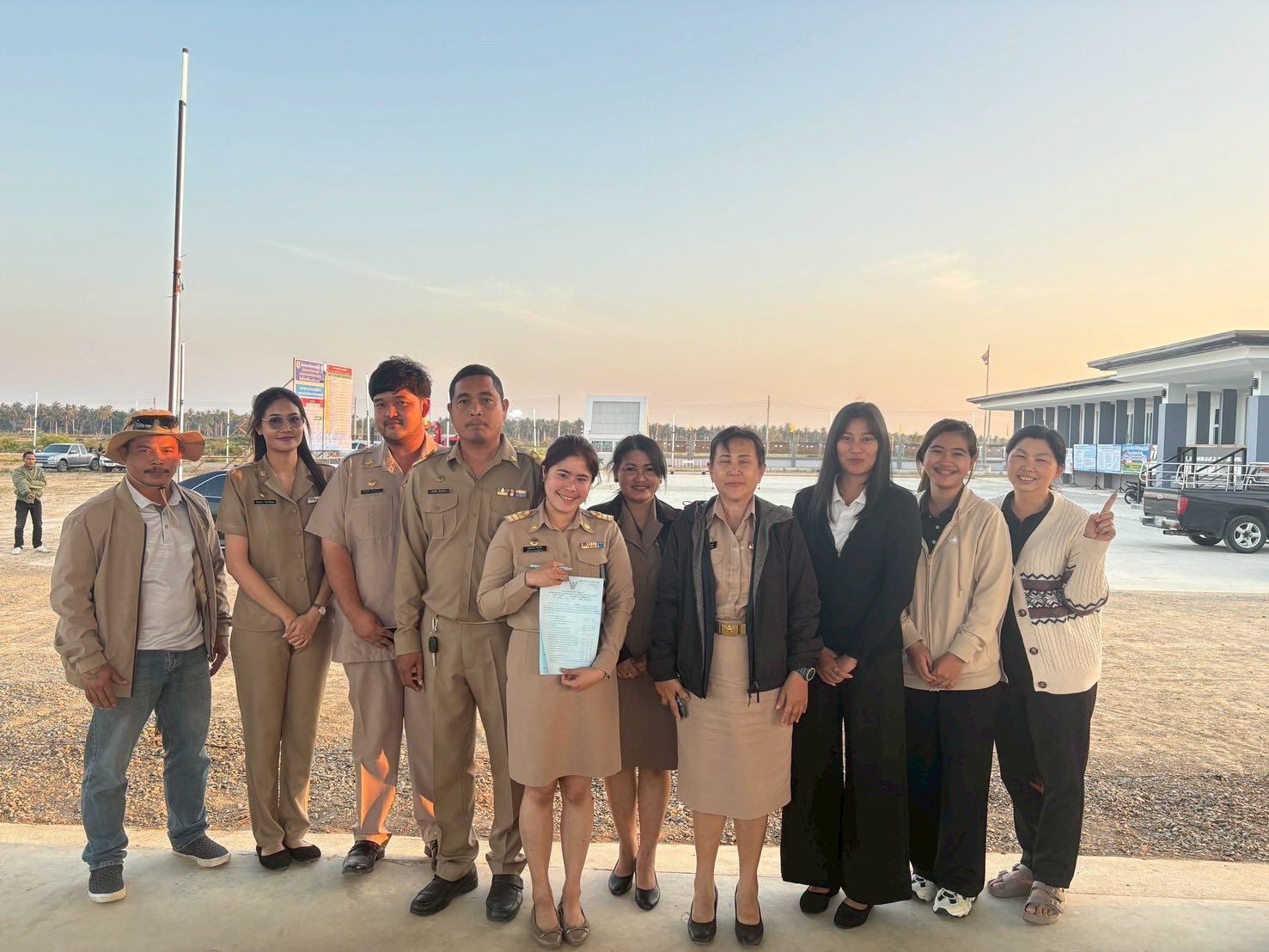 การรับมอบบัตรเลือกตั้งจากผู้มีสิทธิ และการหย่อนบัตรลงหีบโดยผู้มีสิทธิเอง เพื่อให้การเลือกตั้งเป็นไปอย่างโปร่งใสและถูกต้อง.
